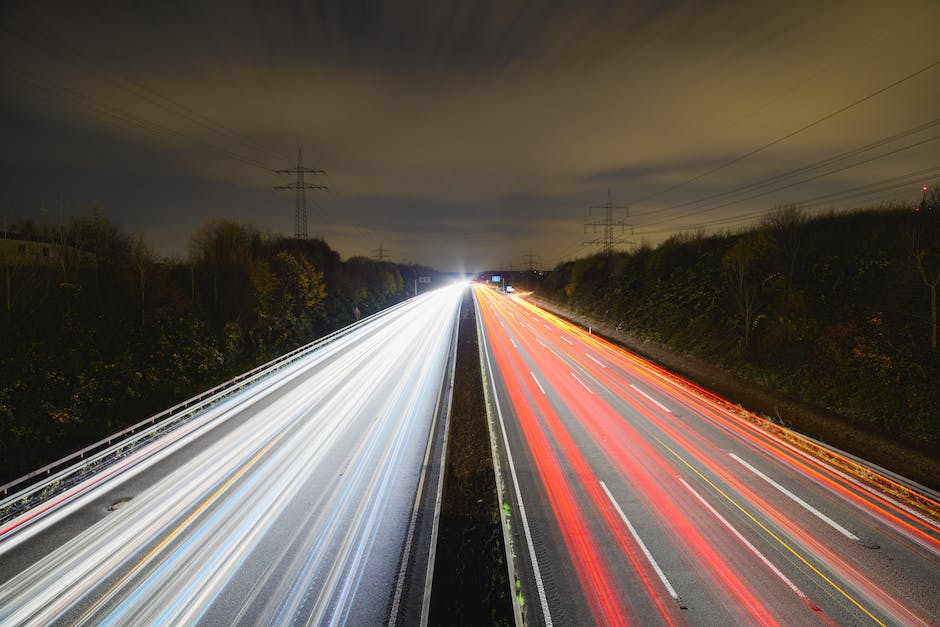  Geschwindigkeit eines Fahrzeugs mit Anhänger auf Autobahnen